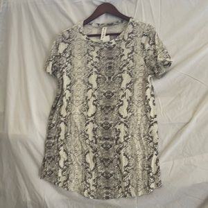 Grey Snake ribbed short sleeve.